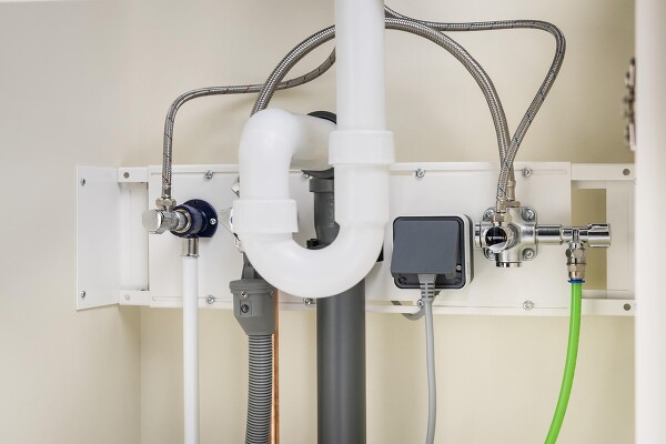 Unterschrank-Sanitärmontage mit dem komfortabel integrierbaren Befestigungssystem MONTEC® "Flex-Frame®", z.B. bei Kücheninseln